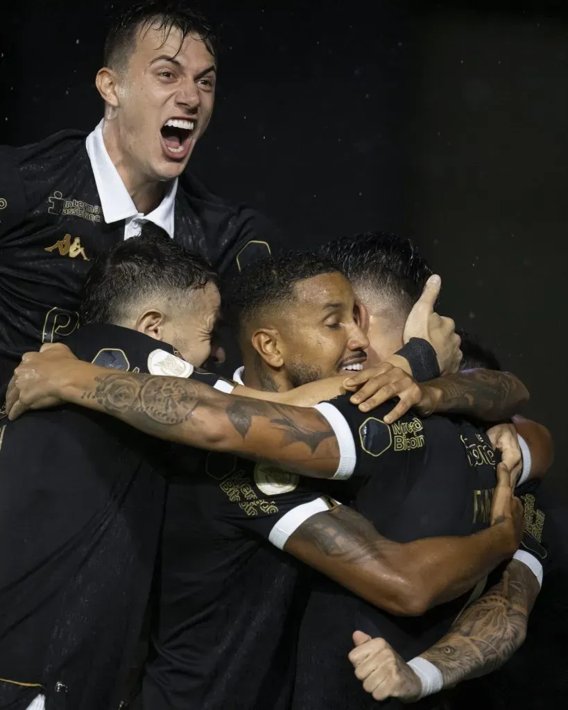 Jogadores do Vasco comemoram gol durante partida contra o Corinthians em São Januário pelo Campeonato Brasileiro – Foto: Jorge Rodrigues/AGIF