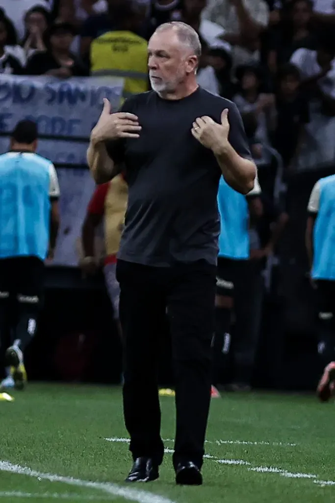 Mano Menezes tecnico do Corinthians durante partida contra o Internacional no estadio Arena Corinthians pelo campeonato Brasileiro A 2023. Fabio Giannelli/AGIF