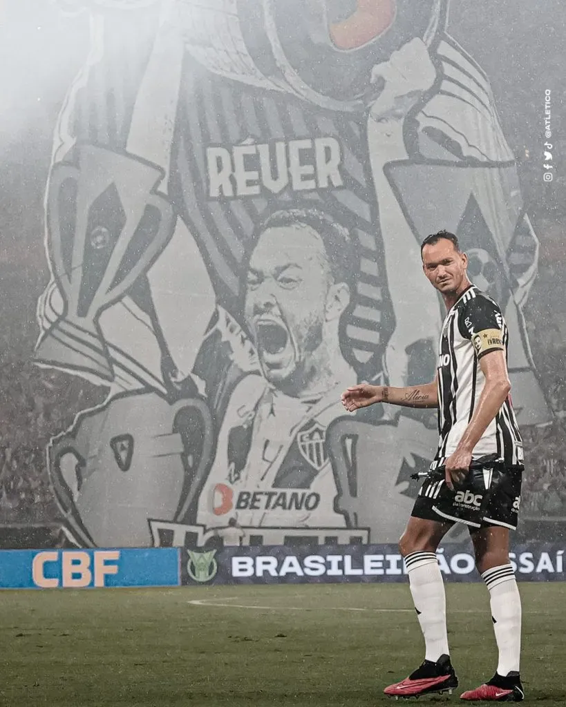 Torcida do Atlético-MG homenageia Réver contra o São Paulo devido ao seu anúncio de aposentadoria.