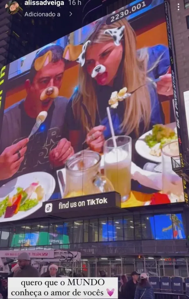 Homenagem no telão da Times Square – Foto: Instagram/Alissa Veiga
