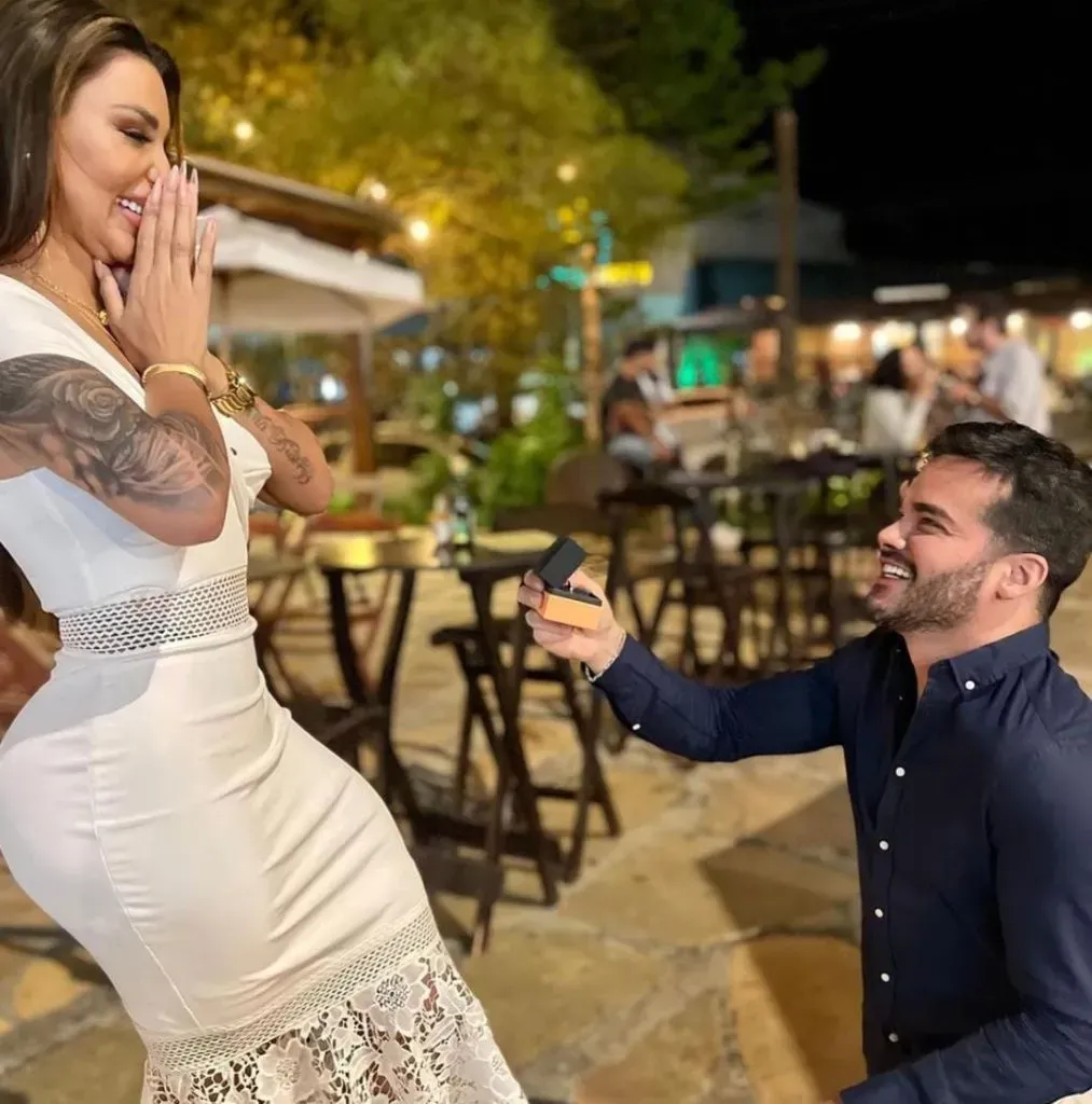Fábio Gontijo pedindo a Jenny em casamento – Foto: Instagram/Jenny
