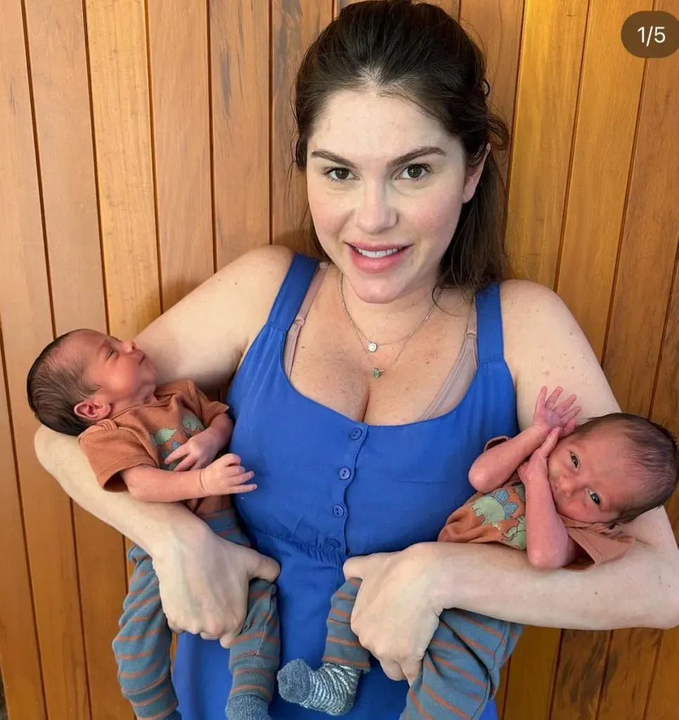 Bárbara segurando seus filhos – Reprodução/ Instagram