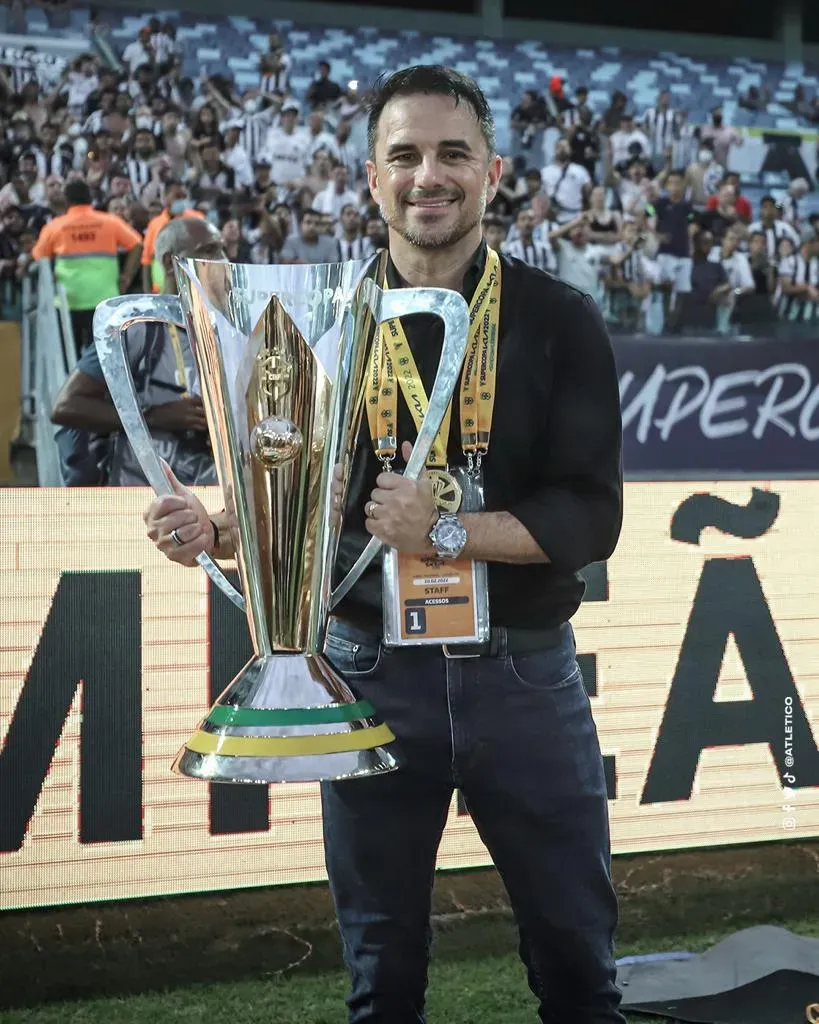 Rodrigo Caetano com a taça de campeão da Supercopa do Brasil 2023. Foto: Redes sociais / Atlético-MG