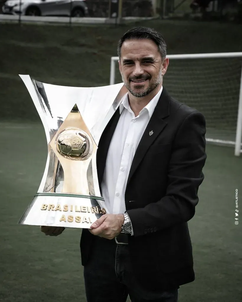 Rodrigo Caetano com a taça de Campeão Brasileiro de 2021. Foto: Redes Sociais / Atlético-MG