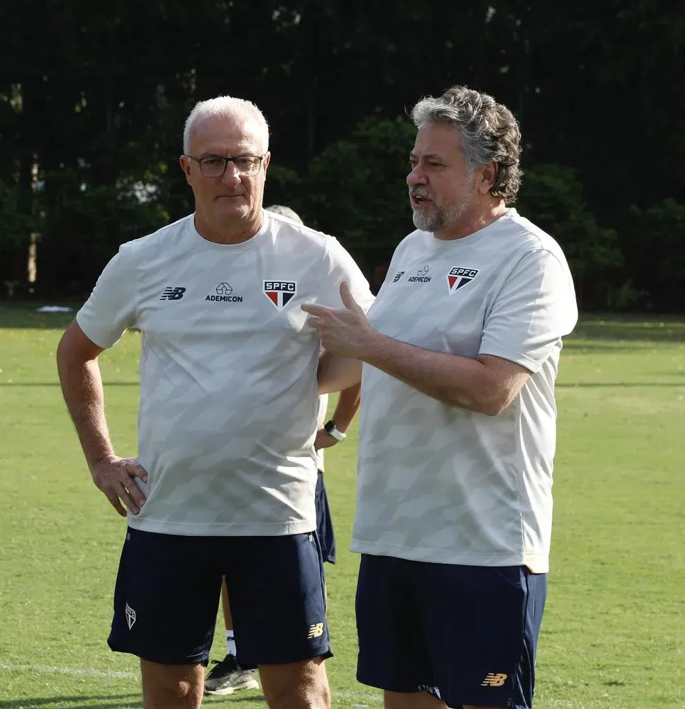 Julio Casares e Dorival Jr. conversando com o elenco do São Paulo. Foto: redes sociais / São Paulo