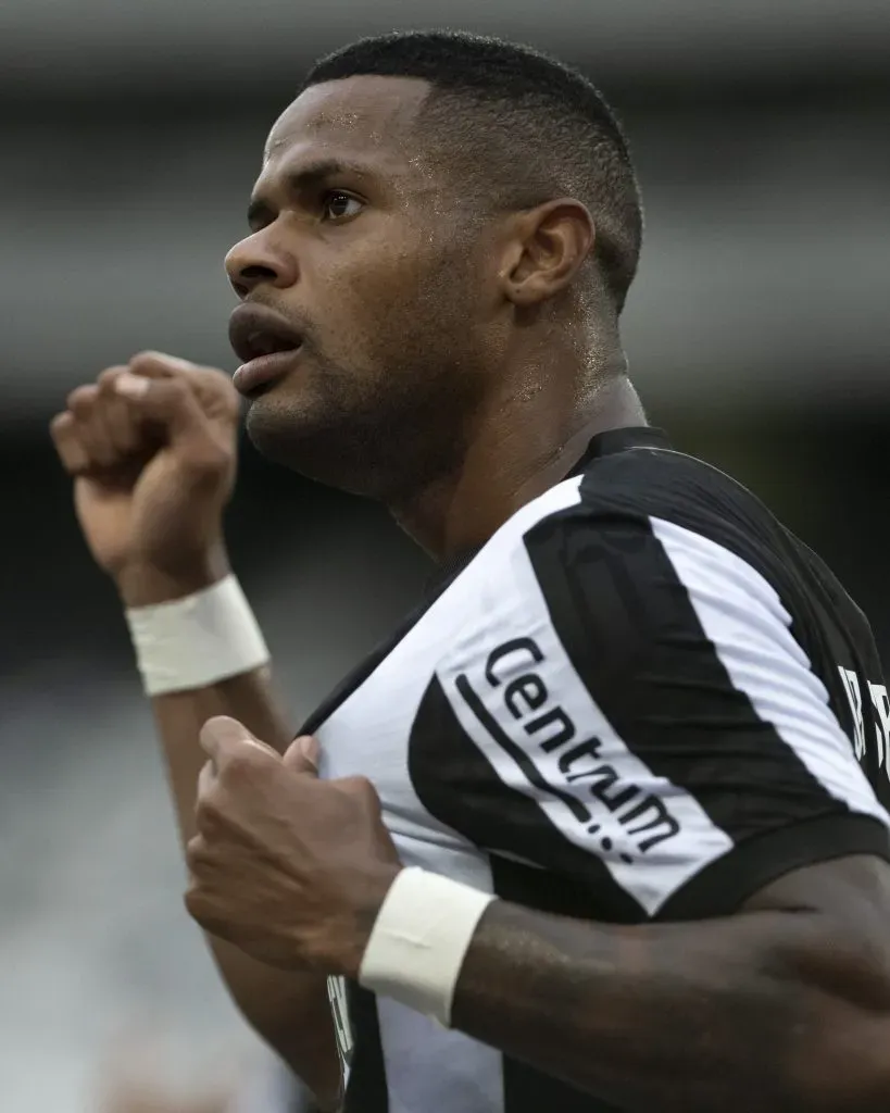 RJ – RIO DE JANEIRO – 27/01/2024 – CARIOCA 2024, BOTAFOGO X SAMPAIO CORREA – Junior Santos jogador do Botafogo comemora seu gol durante partida contra o Sampaio Correa no estadio Engenhao pelo campeonato Carioca 2024. Foto: Jorge Rodrigues/AGIF