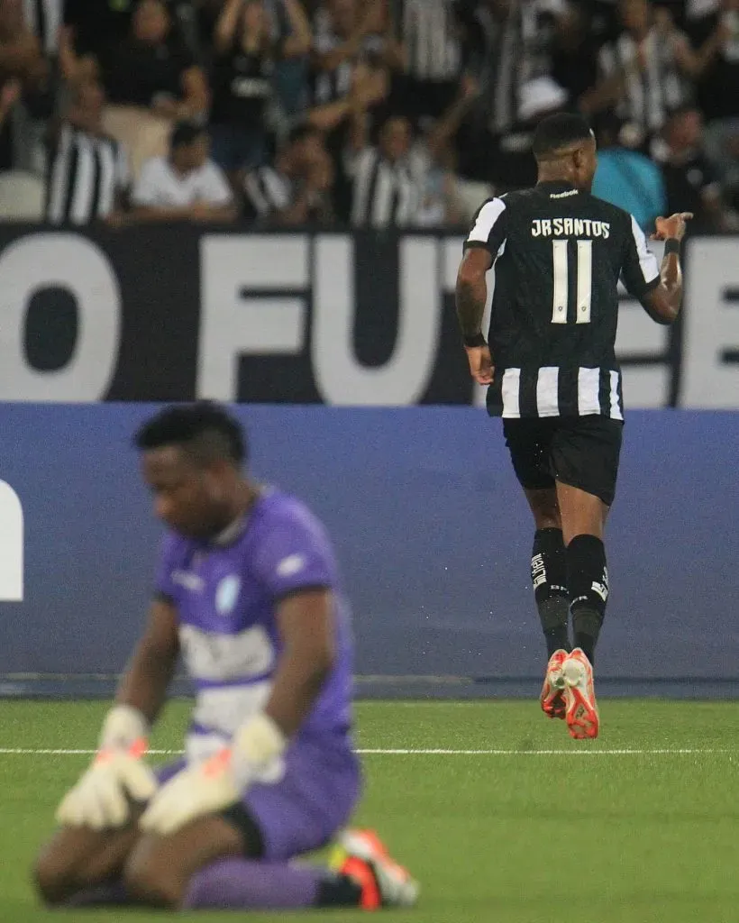 Júnior Santos comemora um de seus gols contra o Aurora, em jogo da Pré-Libertadores no Estádio Nilton Santos. Foto: redes sociais / Botafogo.