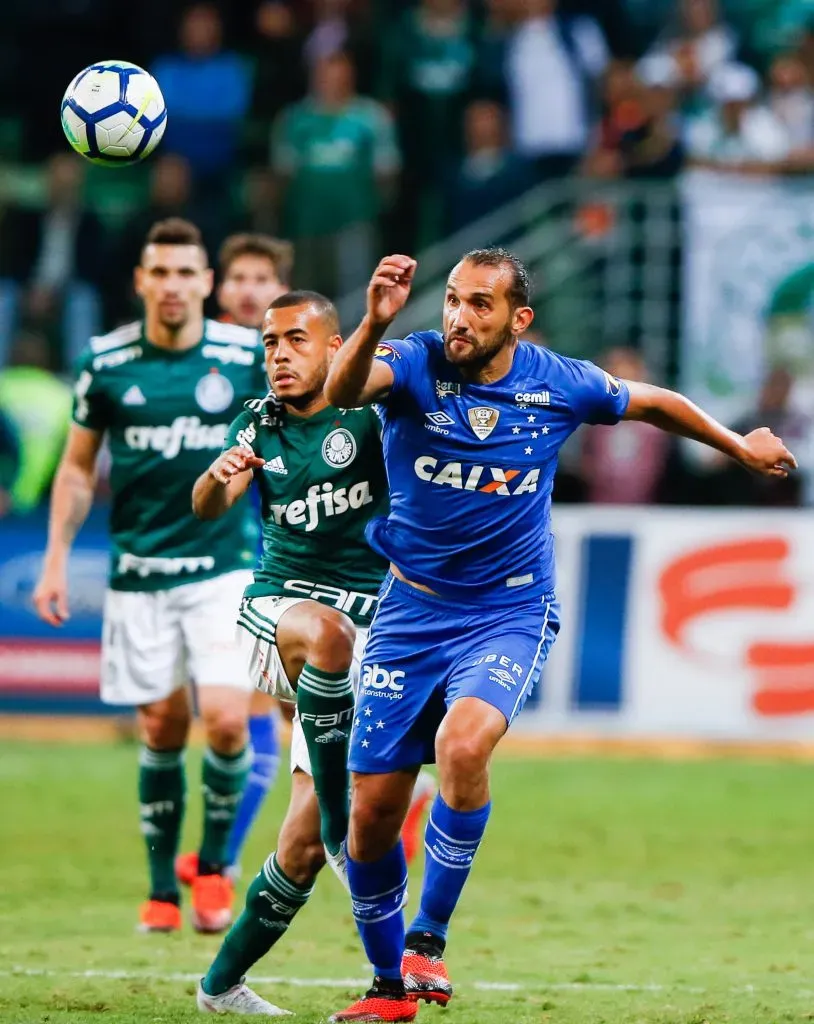 SAO PAULO, BRAZIL – SEPTEMBER 12: Hernan Barcos of Cruzeiro in action during the match against Palmeiras for the Copa do Brasil 2018 at Allianz Parque Stadium on September 12, 2018 in Sao Paulo, Brazil. (Photo by Alexandre Schneider/Getty Images)