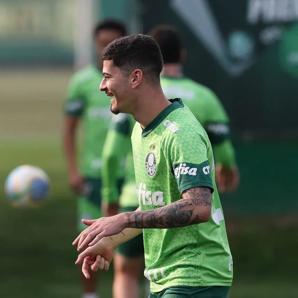 O jogador Rômulo, da SE Palmeiras durante treinamento na Academia de Futebol- Foto: Cesar Greco/Palmeiras