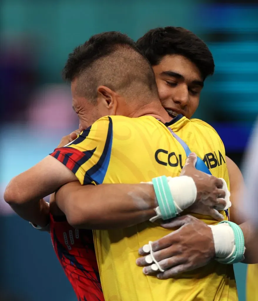 El abrazo entre Jairo Ruiz y Ángel Barajas. (Photo by Jamie Squire/Getty Images)