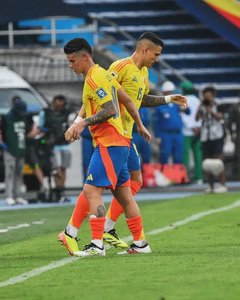 El momento del cambio de James por Portilla. Foto: Instagram de Juan Camilo Portilla.