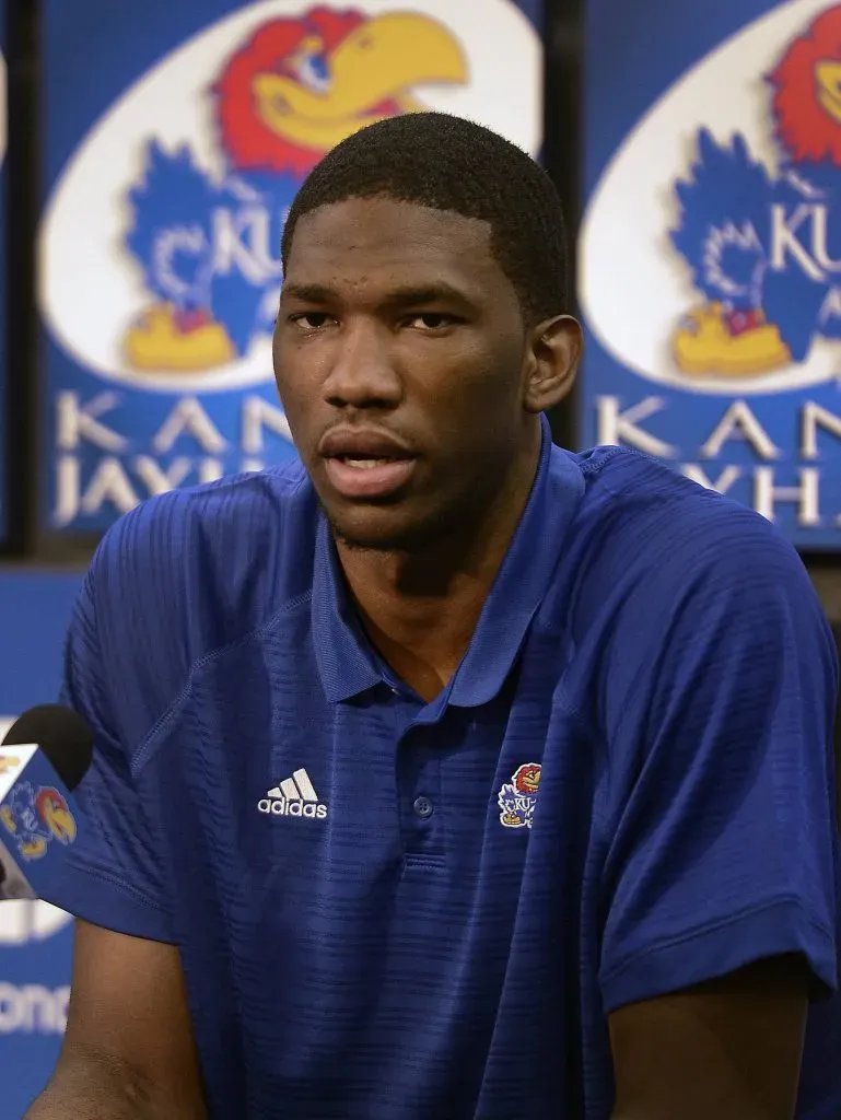 Kansas Jayhawks freshman Joel Embiid announced his intention to enter the NBA Basketbaul Herren USA draft during a press conference. IMAGO / ZUMA Press Wire