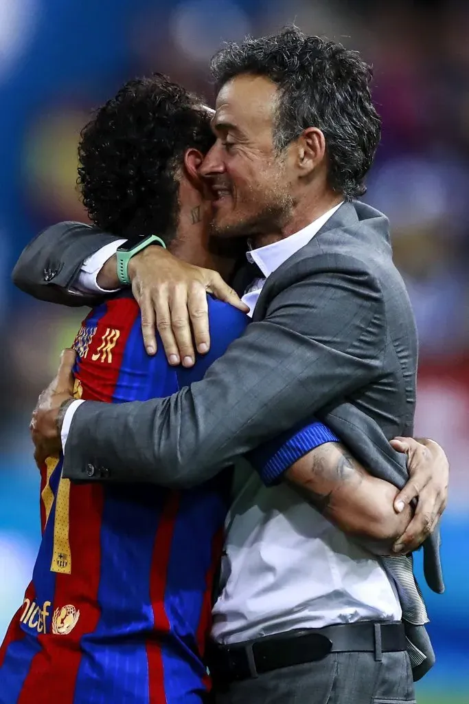 MADRID, SPAIN – MAY 27:  Head coach Luis Enrique Martinez (R) hugs his player Neymar JR. (L) after winning the Copa Del Rey Final between FC Barcelona and Deportivo Alaves at Vicente Calderon Stadium on May 27, 2017 in Madrid, Spain.  (Photo by Gonzalo Arroyo Moreno/Getty Images)