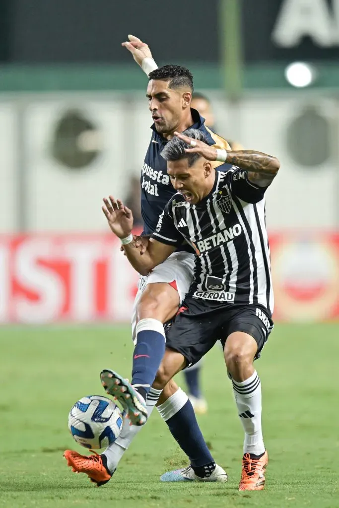 BELO HORIZONTE, BRAZIL – MAY 06: Zaracho (R) of Atletico Mineiro and Pablo Sabbag (L) of Alianza Lima fight for the ball during a Group G match between Atletico Mineiro and Alianza Lima as part of Copa CONMEBOL Libertadores 2023 at Arena Independencia Stadium on May 03, 2023 in Belo Horizonte, Brazil. (Photo by Pedro Vilela/Getty Images)