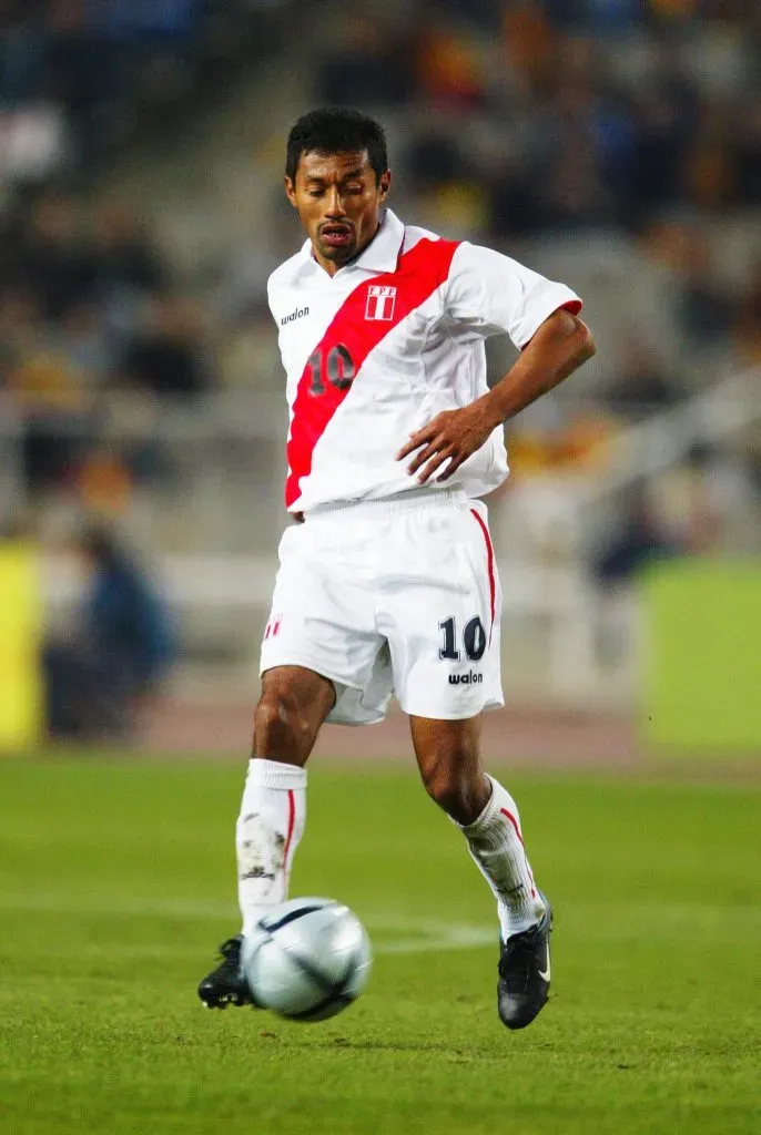 BARCELONA – FEBRUARY 18:  Roberto Palacios of Peru runs with the ball during the International Friendly match between Spain and Peru held on February 18, 2004 at The Olympic Stadium, in Barcelona, Spain. Spain won the match 2-1. (Photo by Clive Rose/Getty Images)