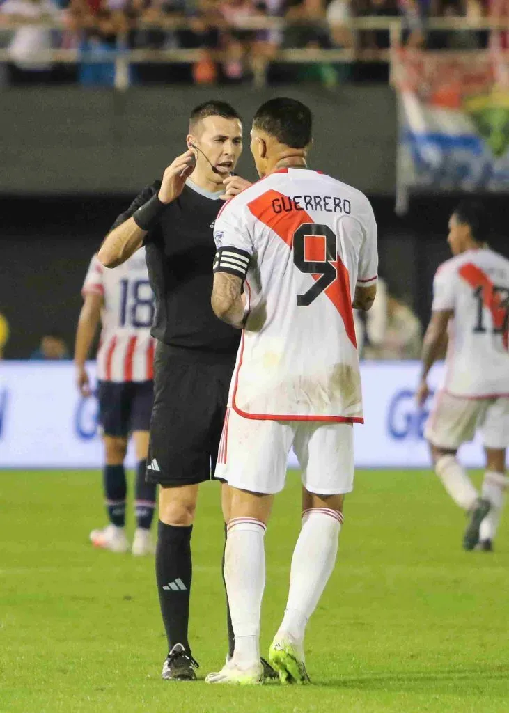 Paolo Guerrero reclamando al árbitro del Perú vs. Paraguay. Fuente: Getty Images.