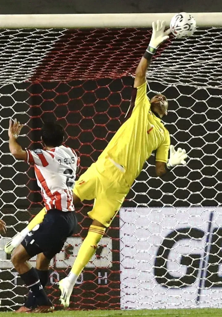 Pedro Gallese evitando el gol de Paraguay. Fuente: Getty Images.
