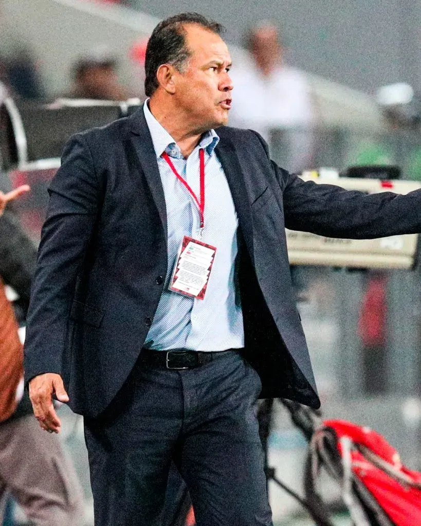 Juan Reynoso dirigiendo a la Selección Peruana contra Argentina. | Créditos: Getty Images.