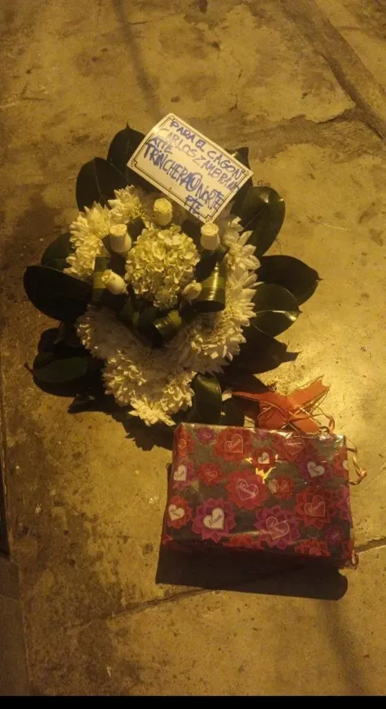 Arreglos florales de velatorio para Carlos Zambrano. (Foto: Twitter).