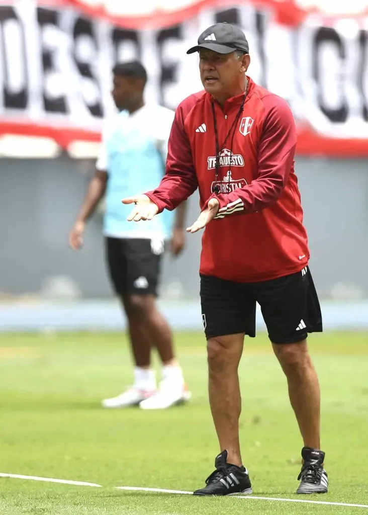 Juan Reynoso dirigiendo una práctica de Perú. (Foto: Selección Peruana Prensa)