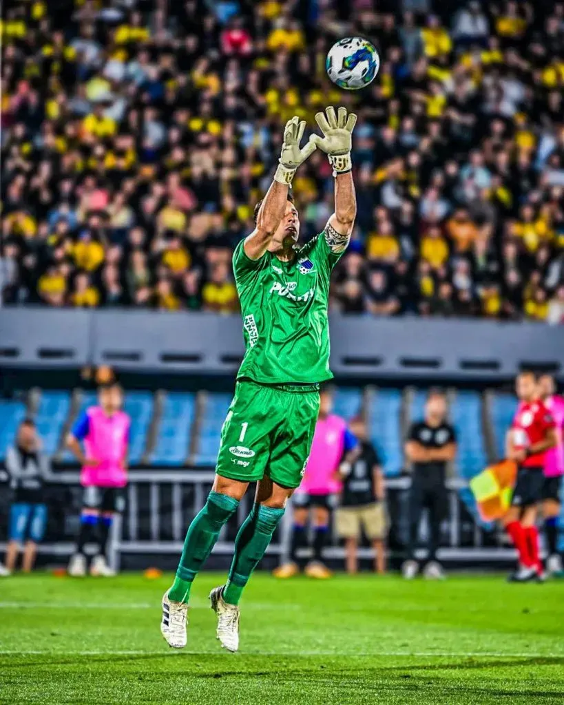 Sebastián Britos en acción con camiseta del Liverpool. (Foto: Twitter).