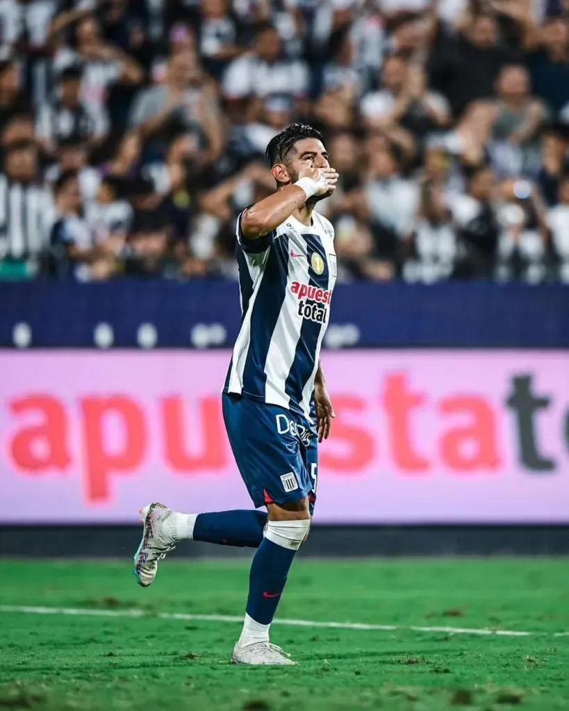 Carlos Zambrano celebrando un gol con Alianza Lima. (Foto: Club Alianza Lima).