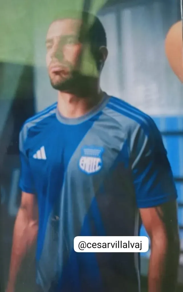 Esta sería la nueva camiseta de Emelec para la temporada 2024. (Foto: @cesarvillalvaj)