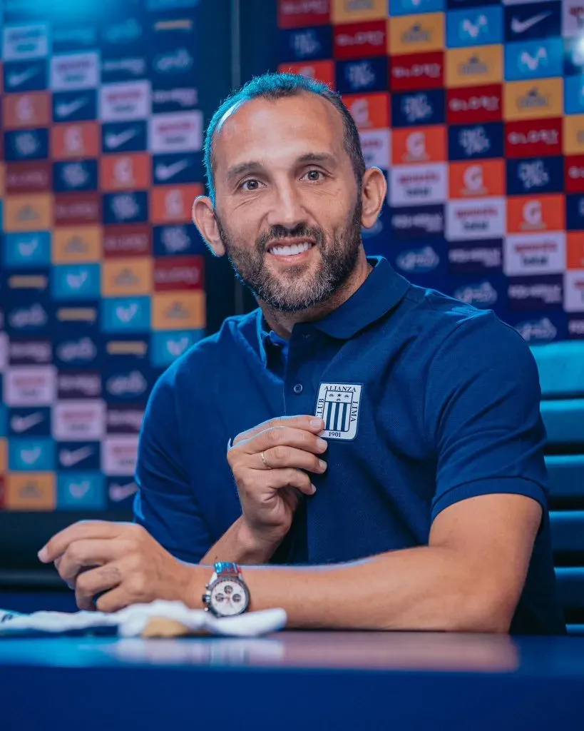 Hernán Barcos el día de su renovación con Alianza Lima. (Foto: Alianza Lima).