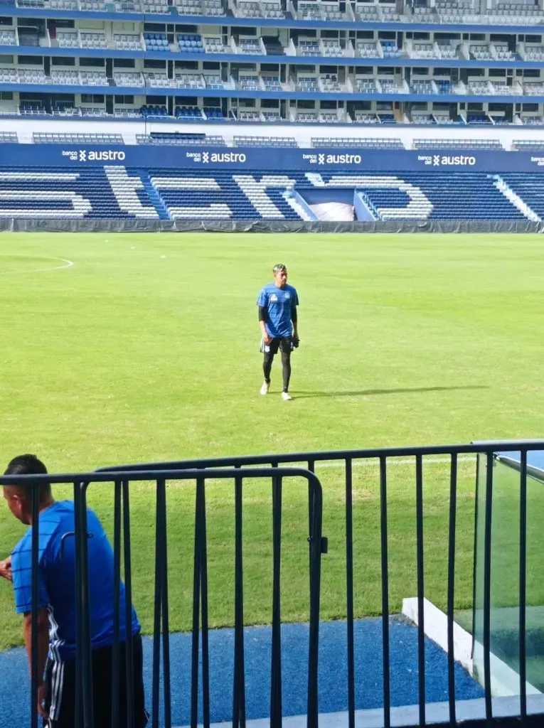 Espinoza estuvo en la última practica de Emelec. (Foto: @bryanCornejoA)