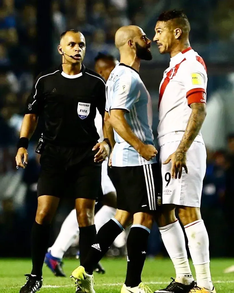 Javier Mascherano en un duelo con Paolo Guerrero. (Foto: Twitter).