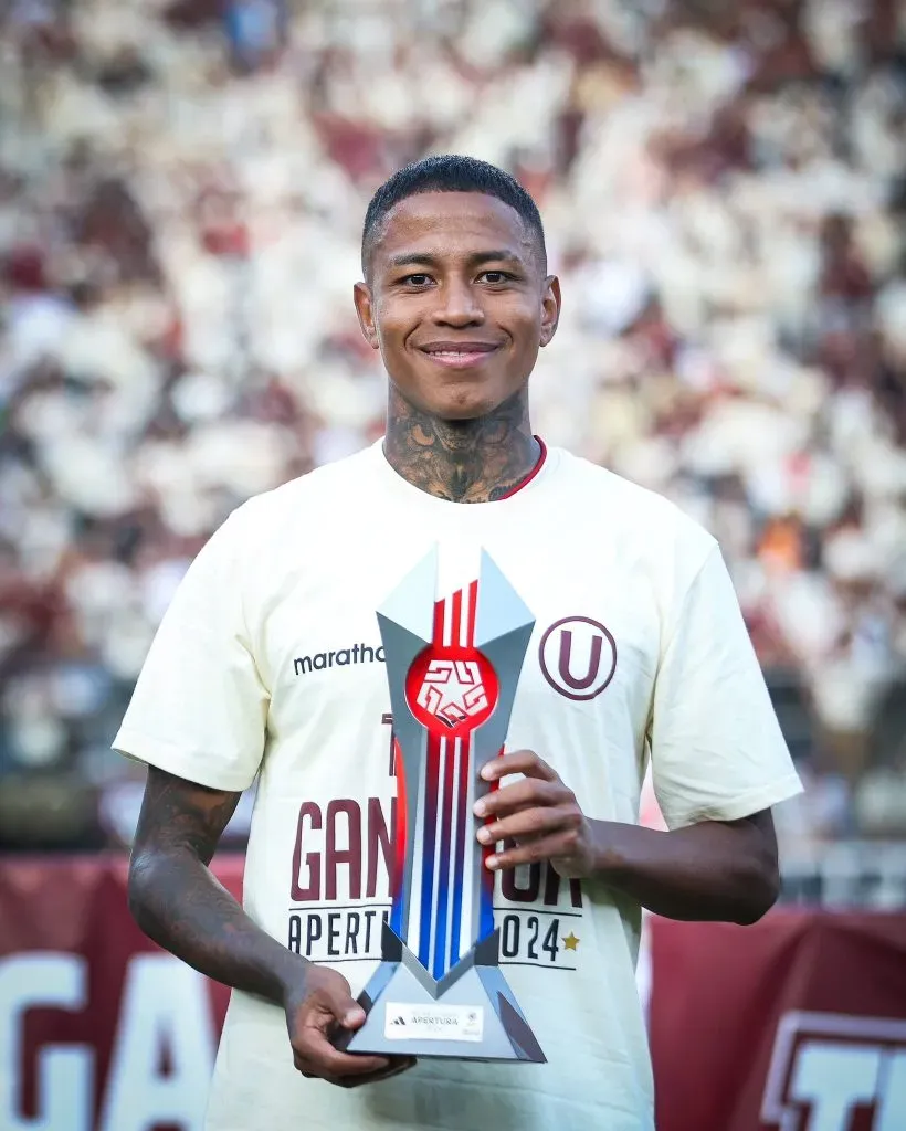 Andy Polo con el trofeo del Torneo Apertura 2024. (Foto: Lig 1).