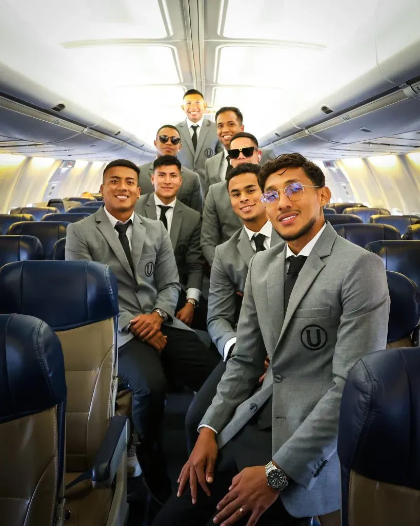 Diego Romero viajando con Universitario de Deportes. (Foto: Prensa “U”).