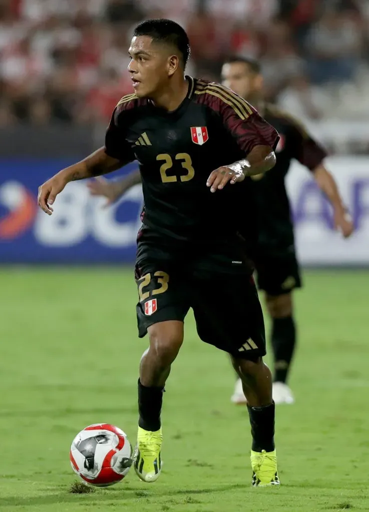 Joao Grimaldo jugando en la Selección Peruana. (Foto: IMAGO).