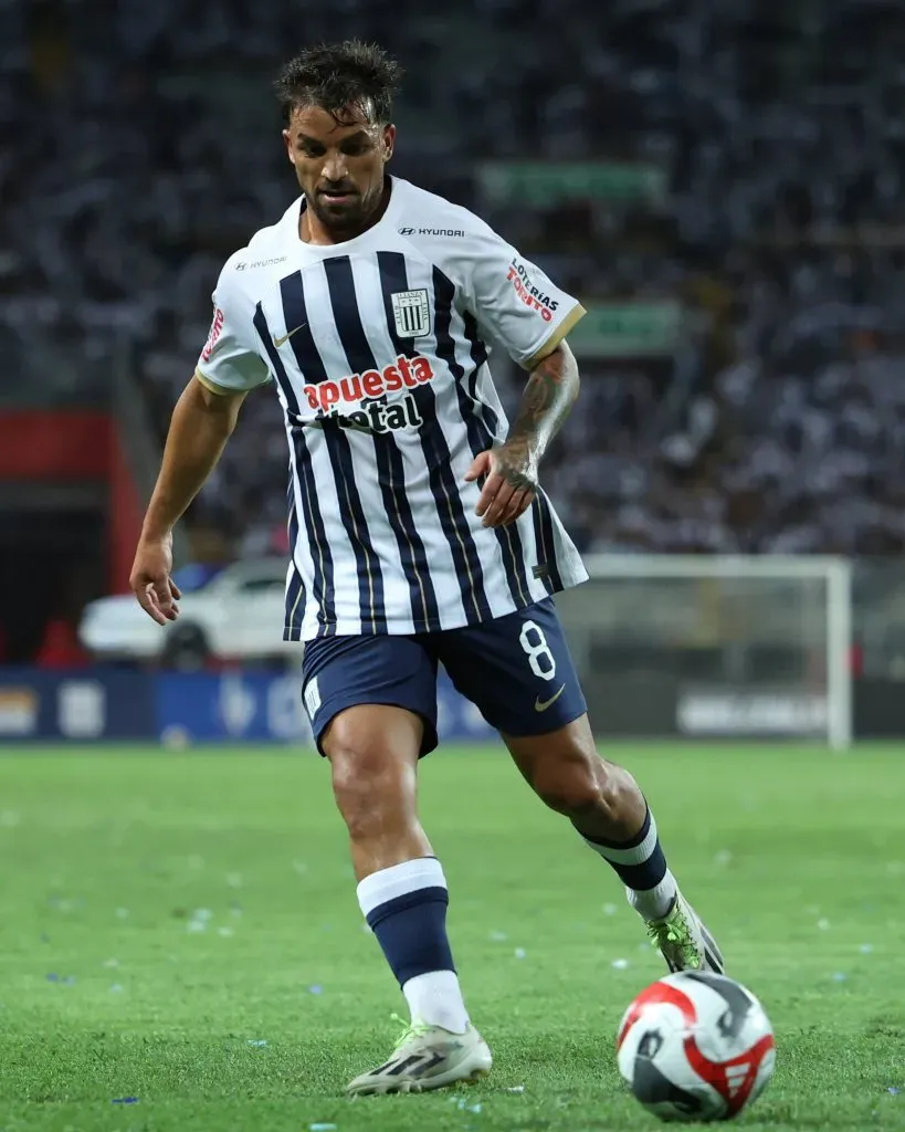 Gabriel Costa jugando por Alianza Lima este año. (Foto: IMAGO).