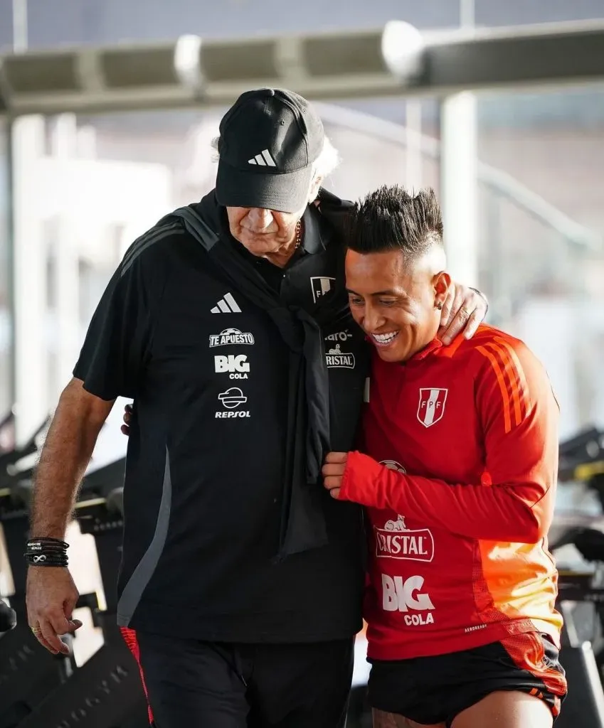 Jorge Fossati junto a Christian Cueva en la VIDENA. (Foto: FPF).