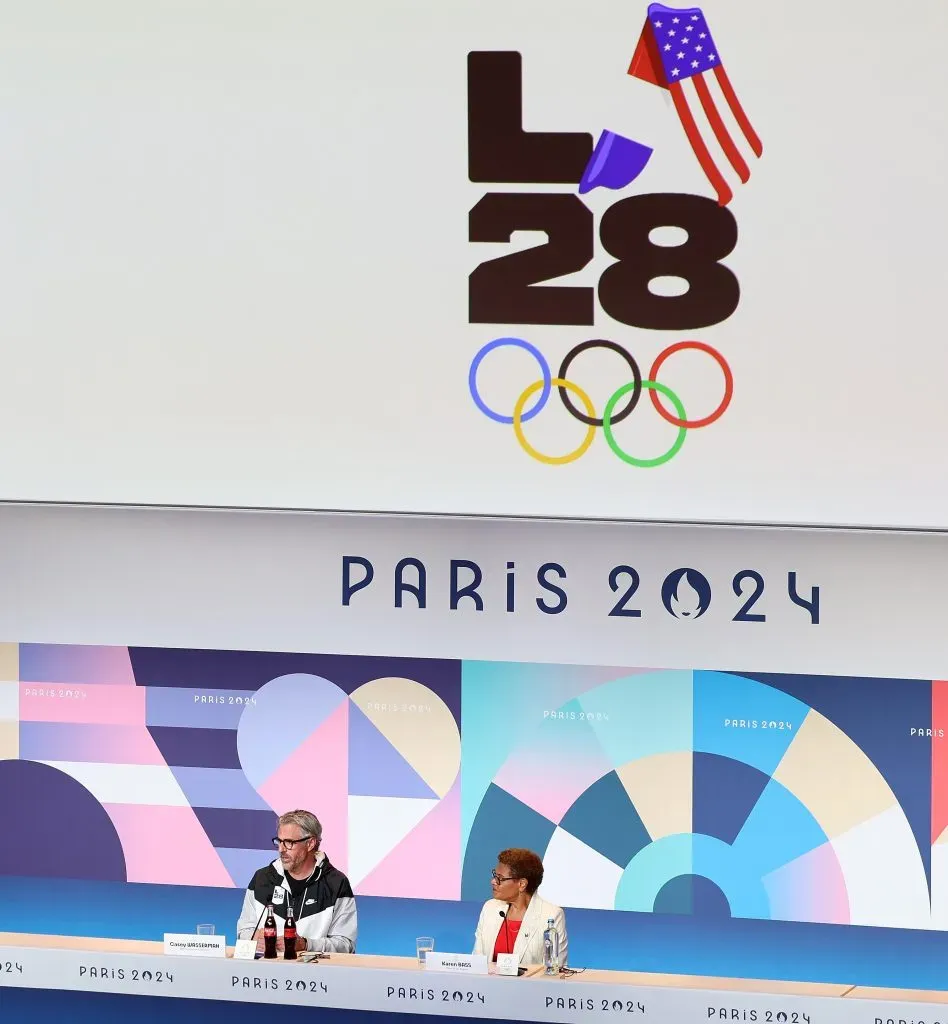 Karen Bass recibirá la bandera olímpica.