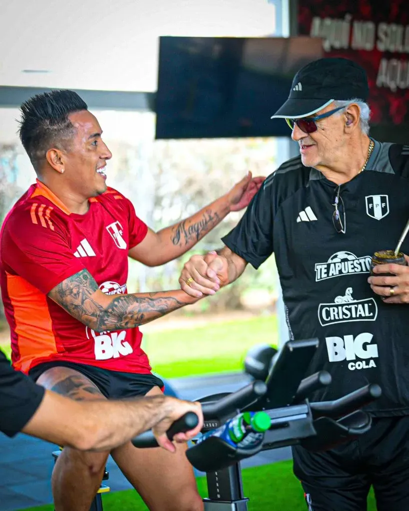 Jorge Fossati con Christian Cueva en la Selección Peruana. (Foto: FPF).