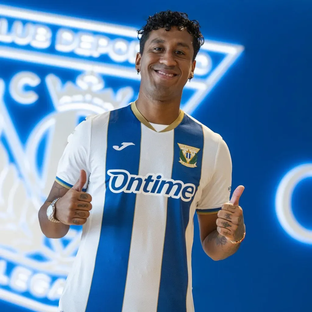 Renato Tapia posando con su nueva camiseta. (Foto: CD Leganés).