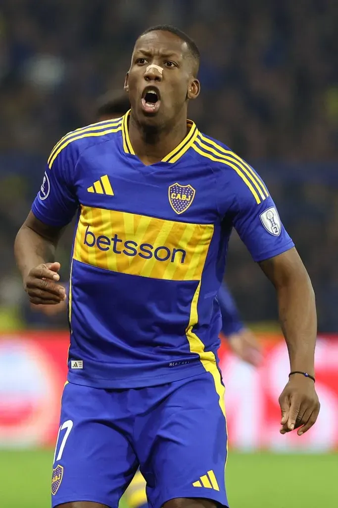 Luis Advíncula jugando en Boca Juniors. (Foto: IMAGO).