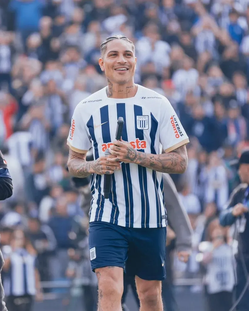 Paolo Guerrero presentado en Alianza Lima. (Foto: Club Alianza Lima).