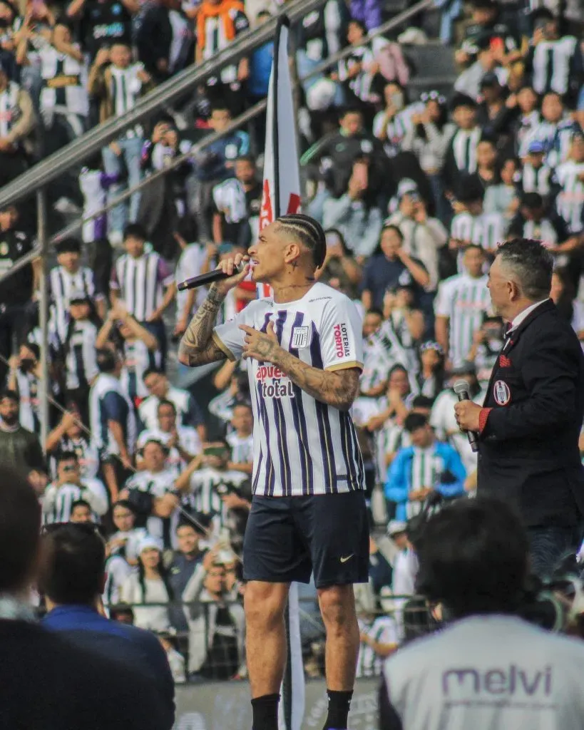 Paolo Guerrero en su presentación. (Foto: Twitter).