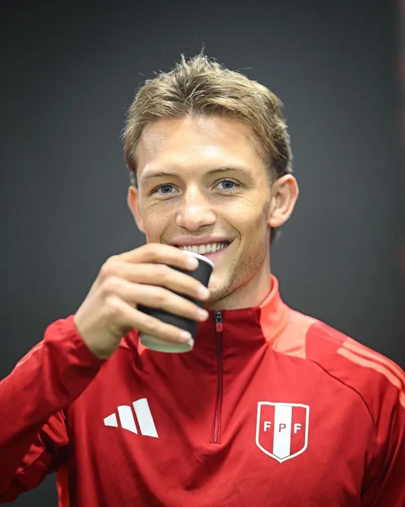 Oliver Sonne tomando café en la VIDENA. (Foto: FPF).