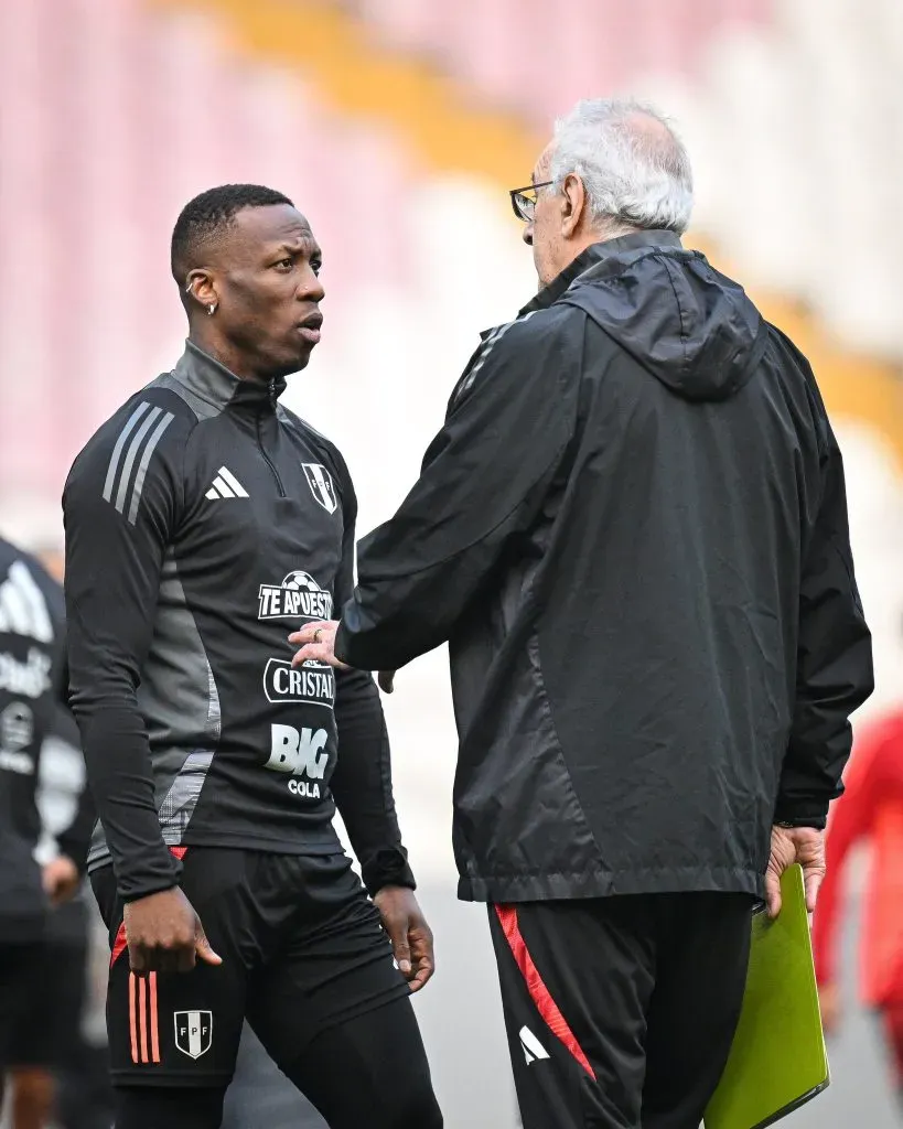 Luis Advíncula conversando con Jorge Fossati. (Foto: FPF).