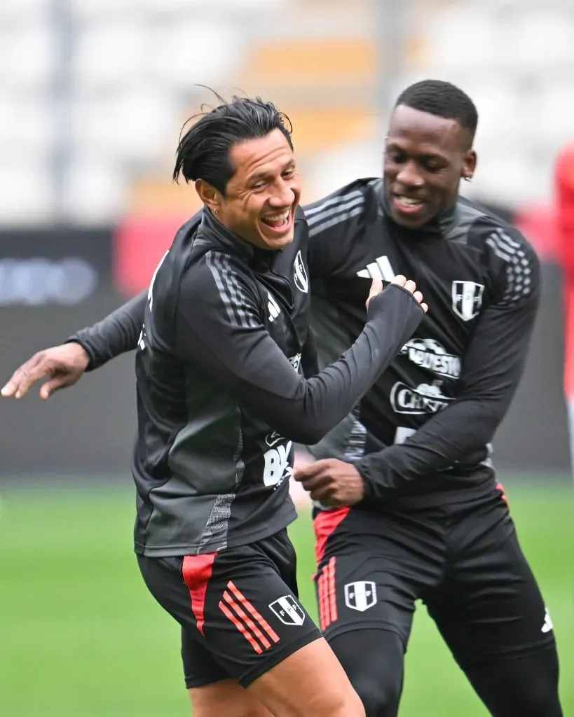 Gianluca Lapadula y Luis Advíncula en la Selección Peruana. (Foto: FPF).