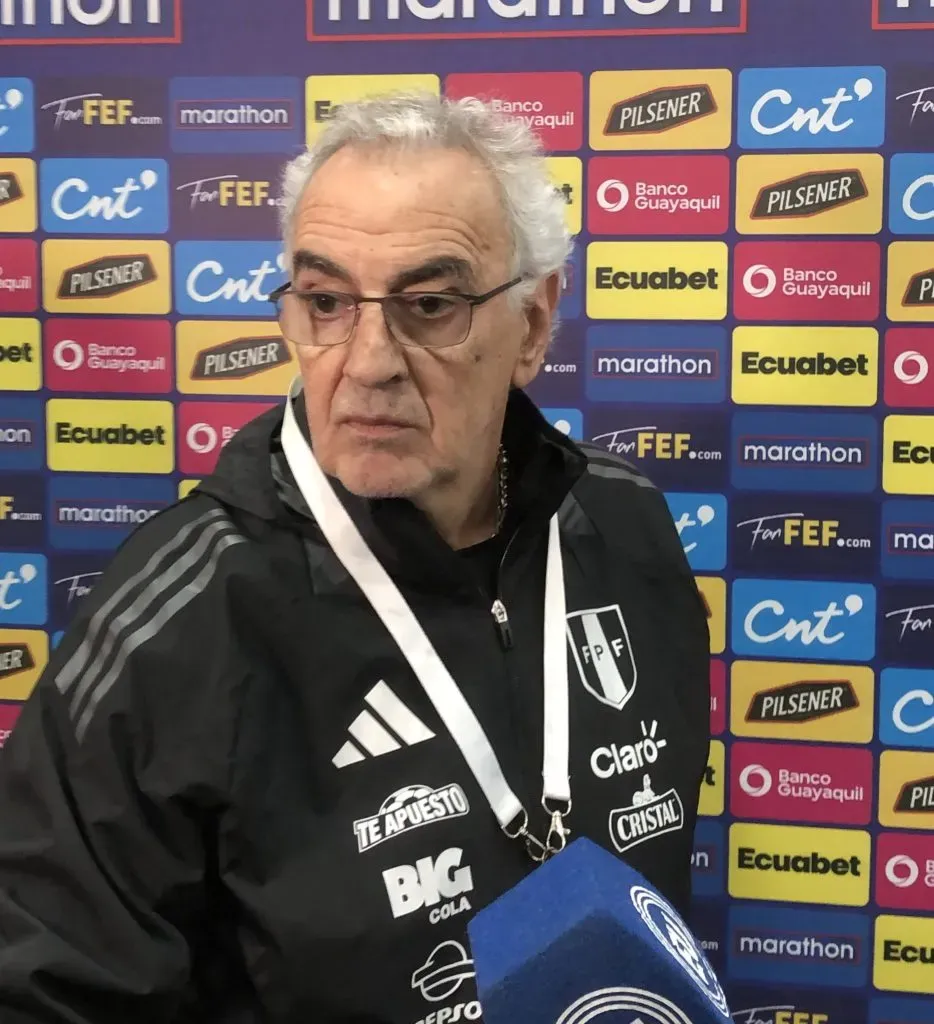 Jorge Fossati en zona mixta desde Ecuador. (Foto: Twitter).