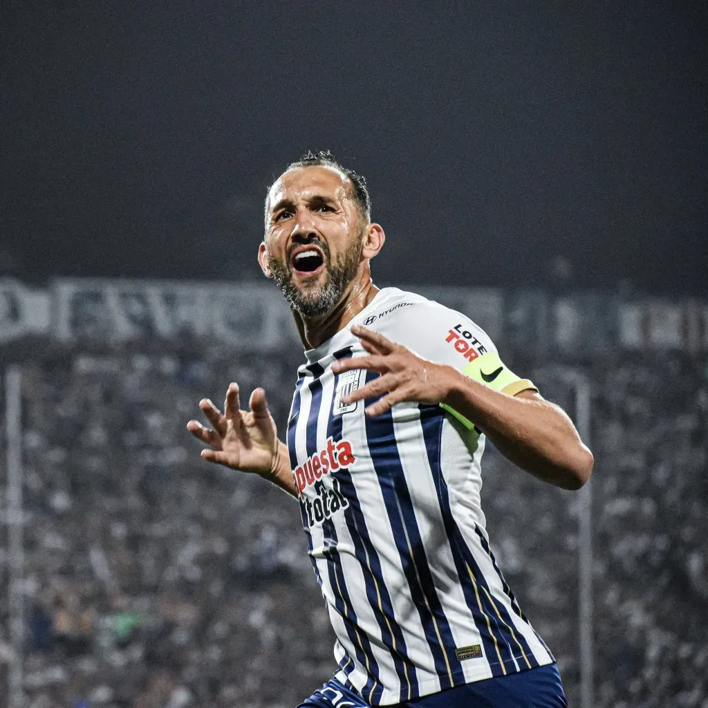 Hernán Barcos celebrando gol en Alianza Lima. (Foto: Twitter).