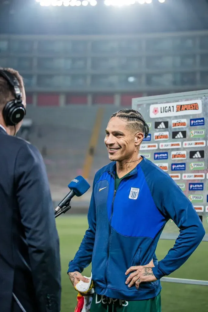 Paolo Guerrero hablando con la prensa local. (Foto: pamela lozano – @lozanopamela1).