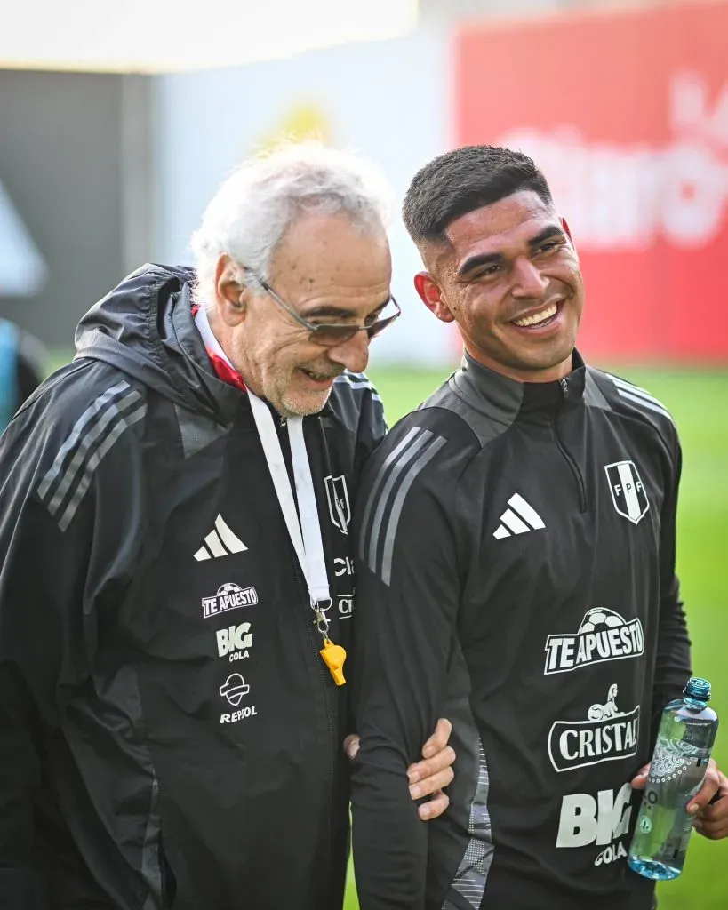 Jorge Fossati con Luis Ramos en la Selección Peruana. (Foto: FPF).