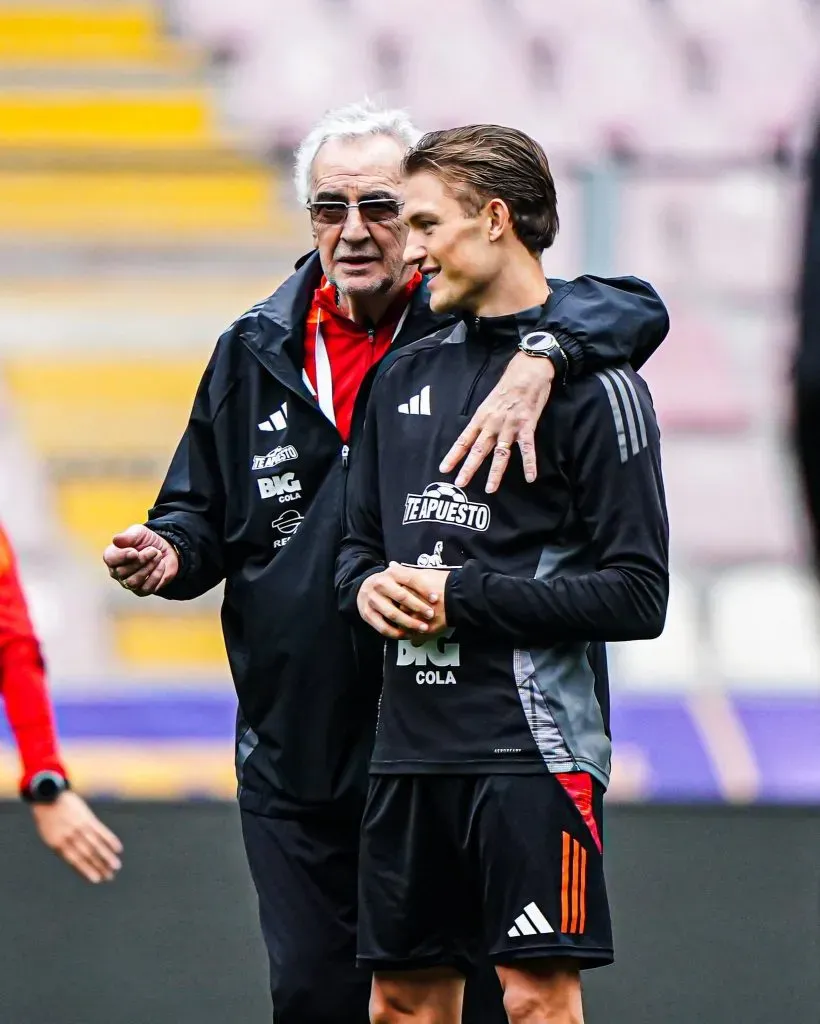 Jorge Fossati con Oliver Sonne en los entrenamientos. (Foto: FPF).