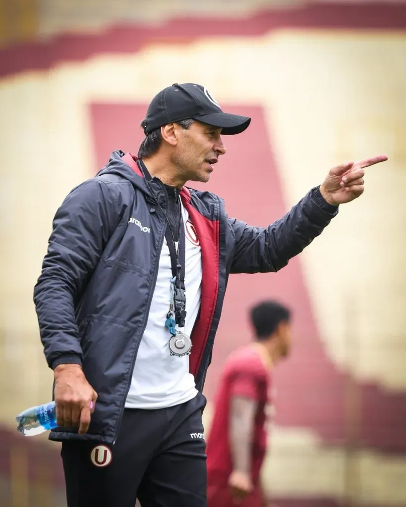 Fabián Bustos dirigiendo en Universitario de Deportes. (Foto: Universitario de Deportes).